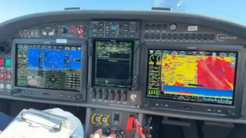 Glass cockpit avionics panel of a JMB VL3